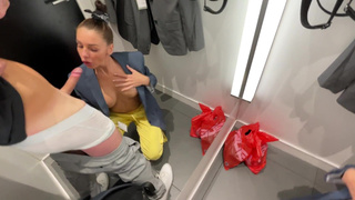 Консультантка магазина одежды сосет член клиенту