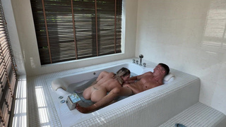 Hungry Kitty в горячей ванне - страстное порно видео с развратной кошечкой