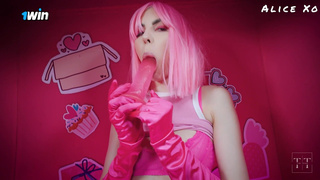 Барби с розовыми волосами играет с резиновым членом