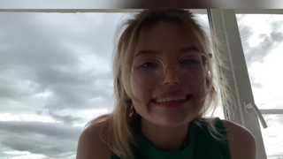 Смотреть онлайн горячее видео с развратной блондинкой