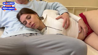 Страстный минет пока она спит