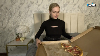 Курьерша доставила пиццу и горячий секс