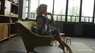 Сексуальная блондинка танцует в студии