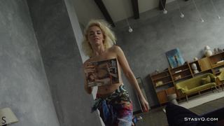Сексуальная блондинка танцует в студии