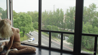 Сексуальная блондинка танцует в студии