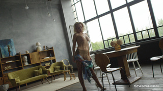 Сексуальная блондинка танцует в студии