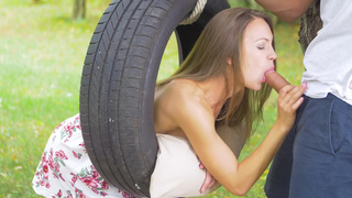 Дикий лесной секс с развратной девушкой – кончаю в ротик