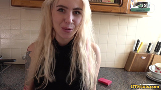 Страстный секс на кухне – горячее порно видео с развратной девушкой