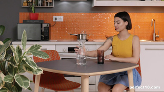 Эффи Энд страстно мастурбирует на столе в отсутствие парня