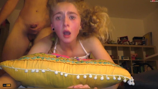 Реальное секс-видео: девушка в экстазе от глубоких толчков