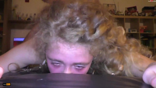 Реальное секс-видео: девушка в экстазе от глубоких толчков