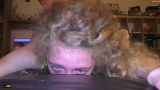 Реальное секс-видео: девушка в экстазе от глубоких толчков