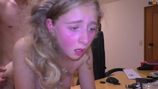 Хулиган страстно трахает студентку и доводит до оргазма