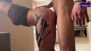 Горячее видео: сводная сестра дрочит и трахается