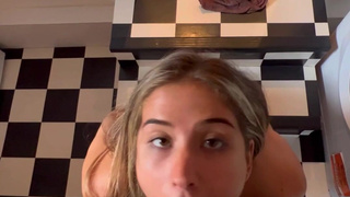 Домашнее порно с соблазнительной девушкой