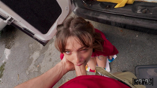 Мобильная автомойка – страстный секс с автомойщицей пока мыли машину