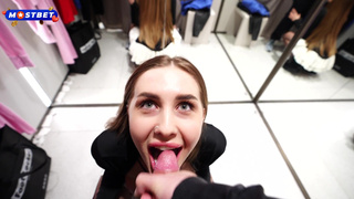 Страстный минет в примерочной с красивой барышней