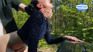 Секс с молодой сучкой в публичном месте