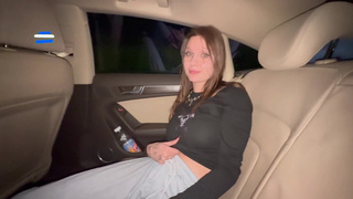 Ненасытная жена сосет член в машине при друзьях