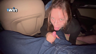 Ненасытная жена сосет член в машине при друзьях