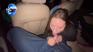 Ненасытная жена сосет член в машине при друзьях