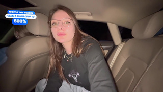 Ненасытная жена сосет член в машине при друзьях