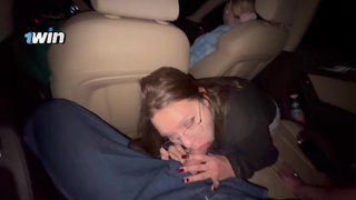 Ненасытная жена сосет член в машине при друзьях