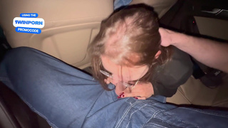 Ненасытная жена сосет член в машине при друзьях