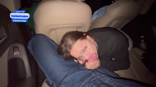 Ненасытная жена сосет член в машине при друзьях