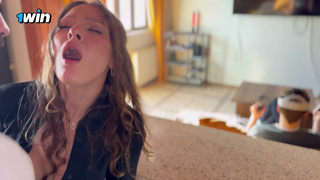 Жена изменяет мужу в попку с любовником пока муж в VR