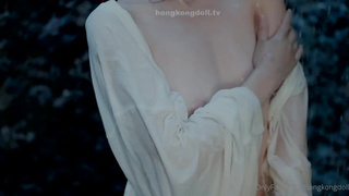 Скромная девушка не удержалась и раздвинула ноги в страстном порно видео