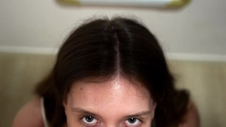 Русская брюнетка жадно глотает сперму после глубокого минета