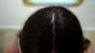 Русская брюнетка жадно глотает сперму после глубокого минета