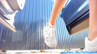 Публичный сквирт на парковке – Девушка дрочит на вебку