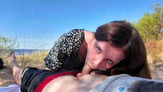 Порно видео с развратной девушкой на пляже