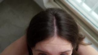 Парень зашел за солью, а получил горячий минетик – смотреть онлайн