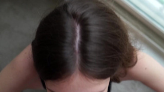 Парень зашел за солью, а получил горячий минетик – смотреть онлайн