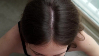 Парень зашел за солью, а получил горячий минетик – смотреть онлайн