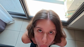 Nika Bunny жадно глотает сперму после глубокого минета у окна