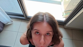 Nika Bunny жадно глотает сперму после глубокого минета у окна