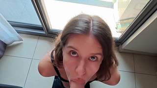 Nika Bunny жадно глотает сперму после глубокого минета у окна