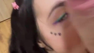 Отчим трахает падчерицу в попку и снимает на телефон