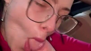 Порно видео – секретарша дает глубокий минет боссу в машине смотреть онлайн