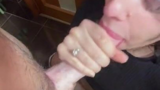 Порно видео онлайн – горячий отсос с слюнями