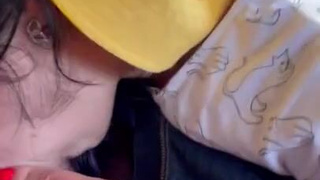 Автостопщица страстно делает минет в машине