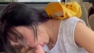 Автостопщица страстно делает минет в машине