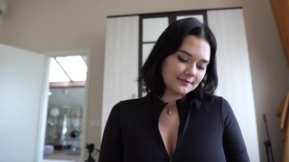 Секс видео: парень на работе, а она берет друга в рот