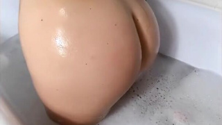 Грудастая Royalfairygirl мастурбирует в ванной для расслабления