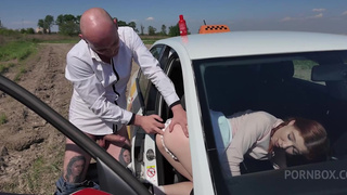 Mia Murkovski вызов таксиста в поле и страстный анальный секс