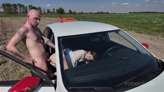 Mia Murkovski вызов таксиста в поле и страстный анальный секс